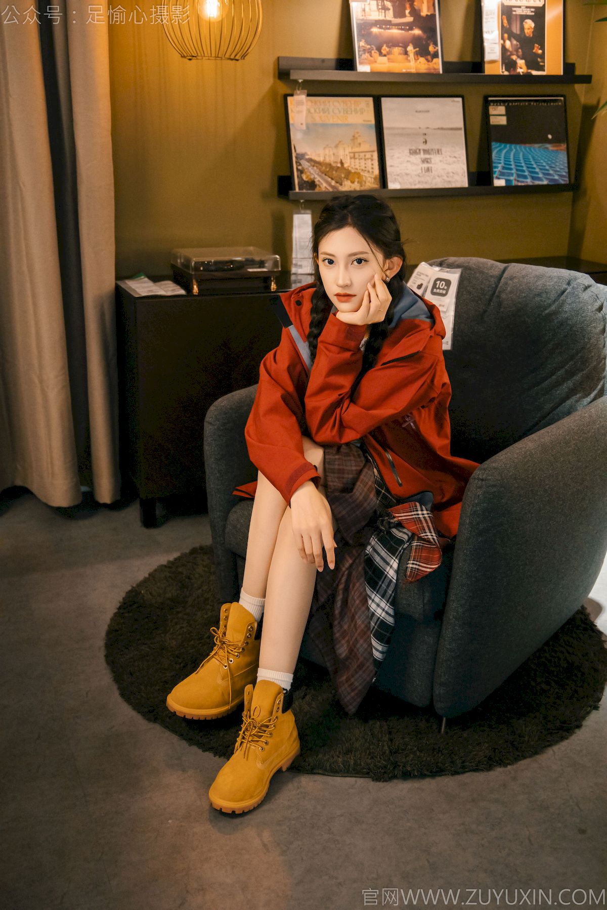 足愉心摄影模特可乐红色冲锋衣黑白格纹裙写真-御萝部落