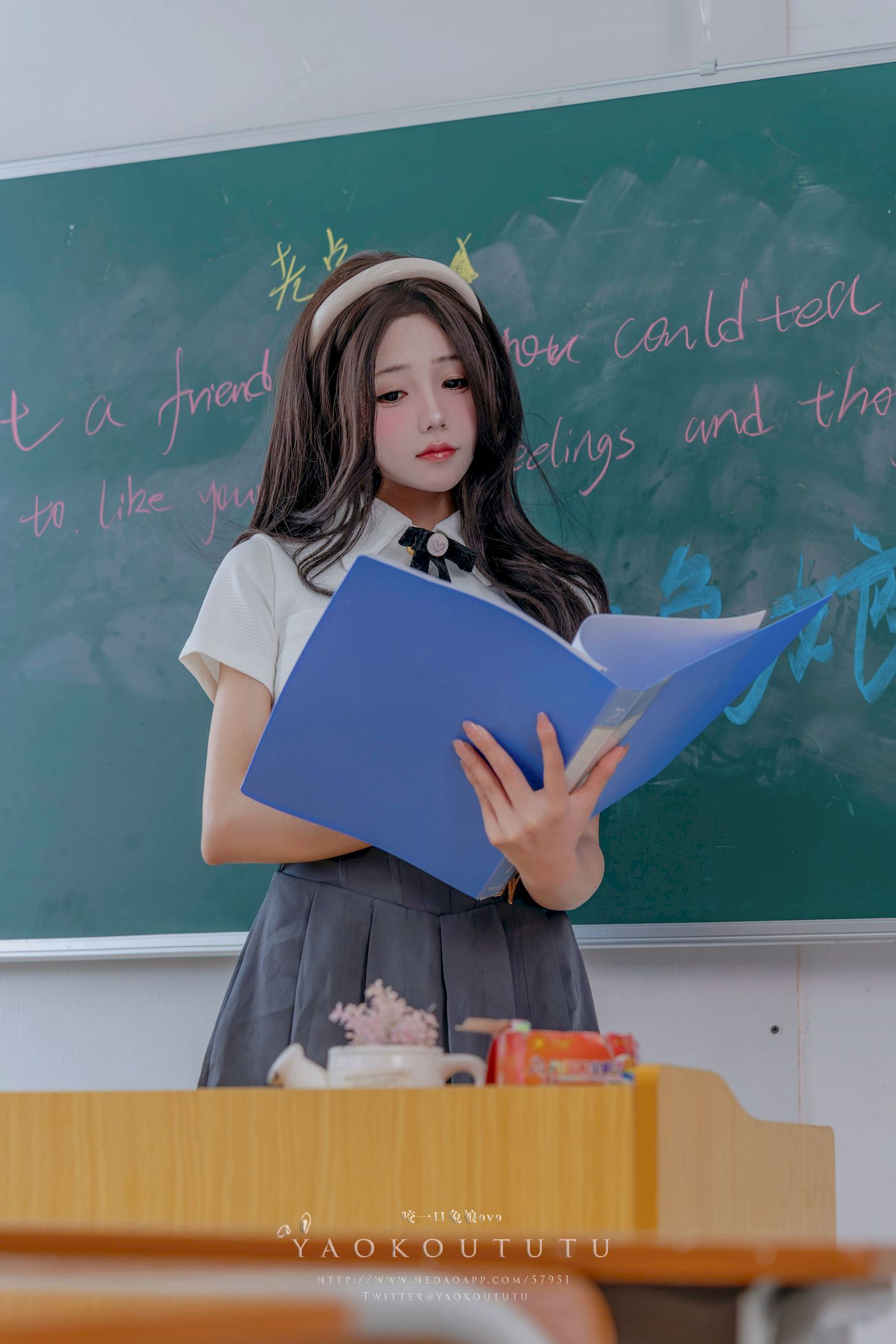 清纯少女咬一口兔娘实习老师的欢迎仪式主题写真-御萝部落