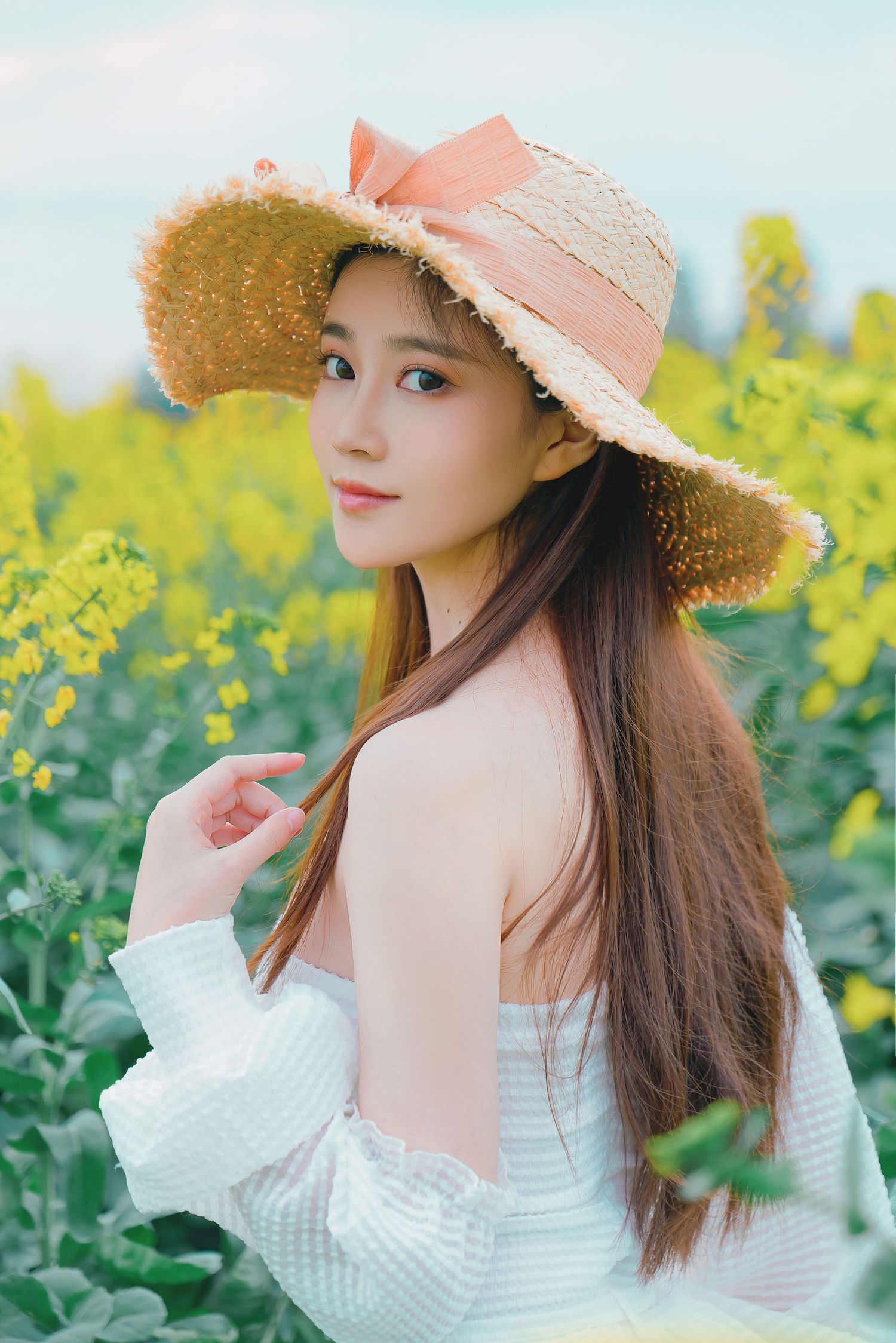 油菜花田女孩Nnian露肩白裙+戴着草帽户外写真-御萝部落
