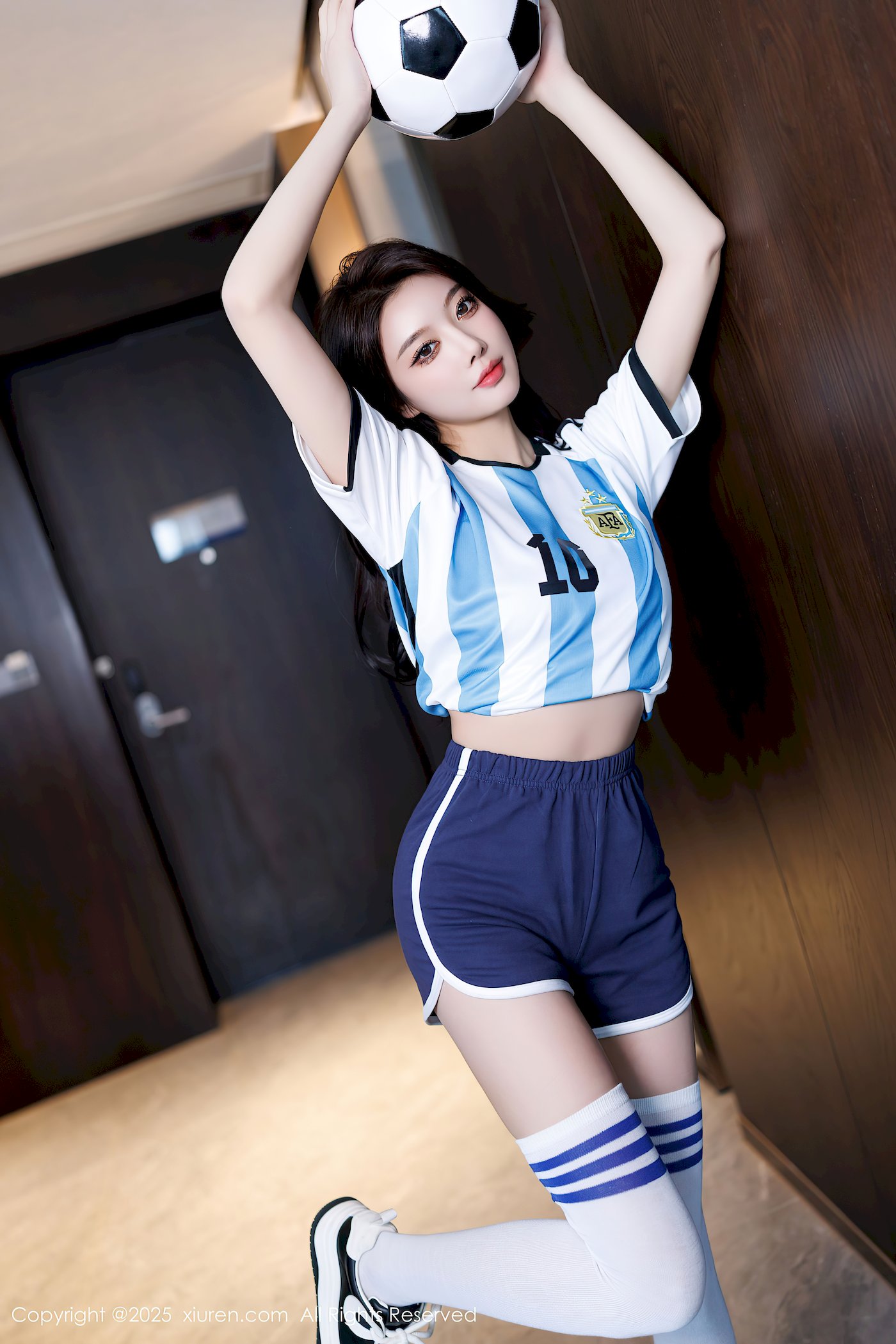 秀人网女神杨晨晨Yome蓝色球衣搭配白色丝袜广西旅拍-御萝部落