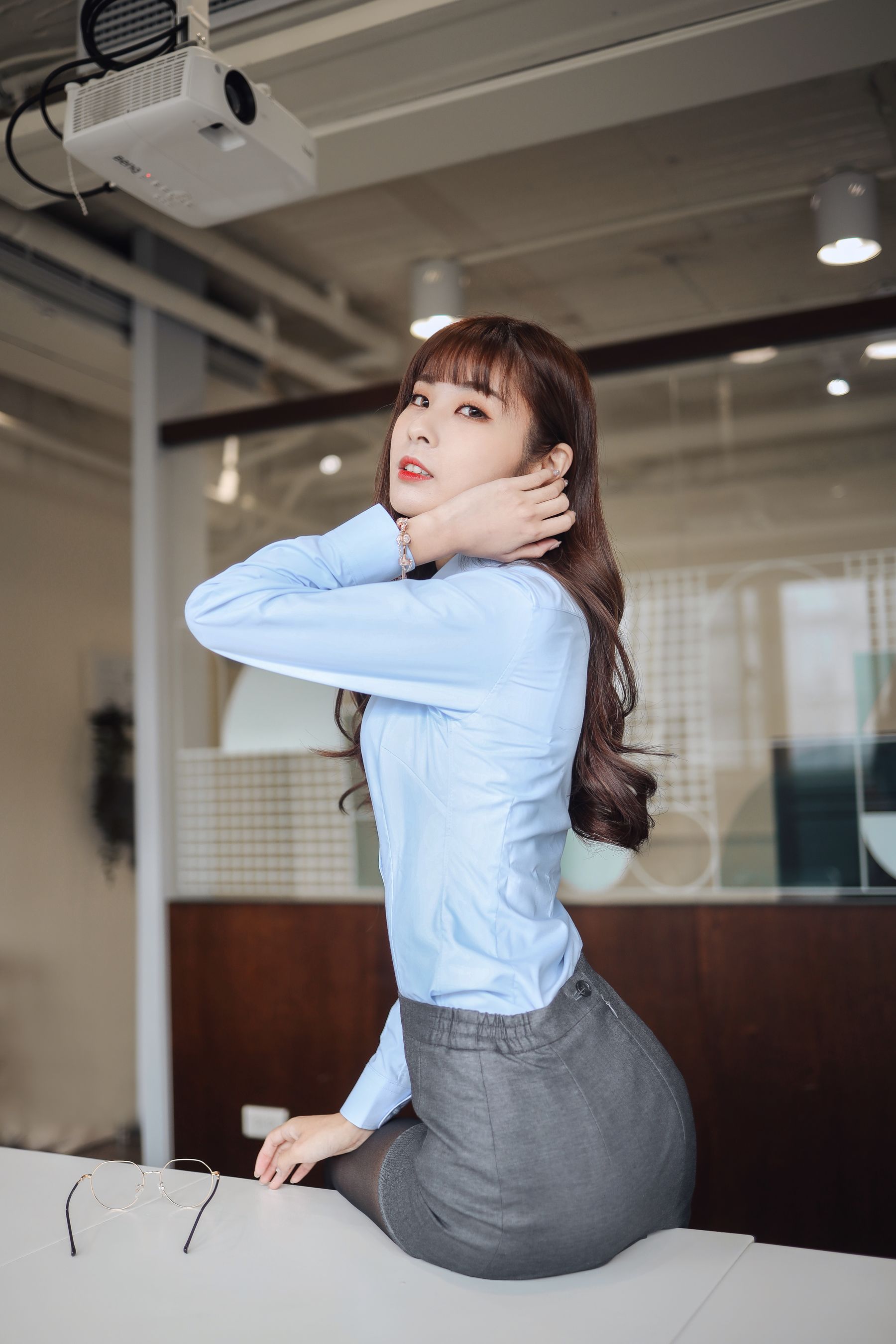 阳光美女泥泥汝黑丝美腿搭配职场OL白领主题写真-御萝部落