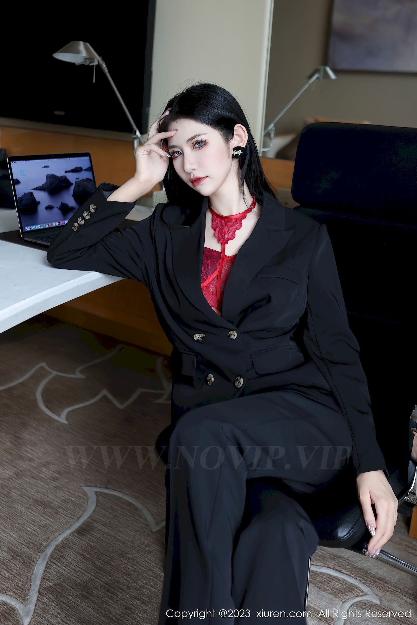 秀人网新人模特依娜Yina深色西服搭配简约长裤首套写真-御萝部落