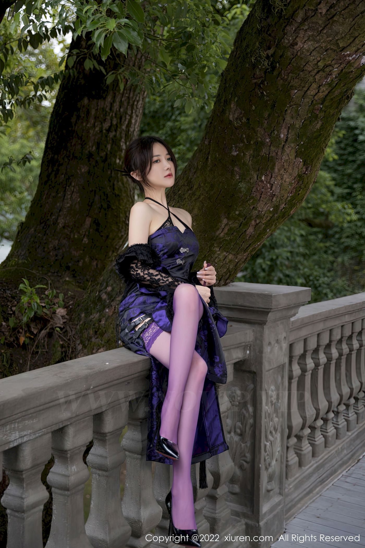 鱼子酱Fish - 暗紫连衣裙+紫色丝袜迷人旅拍