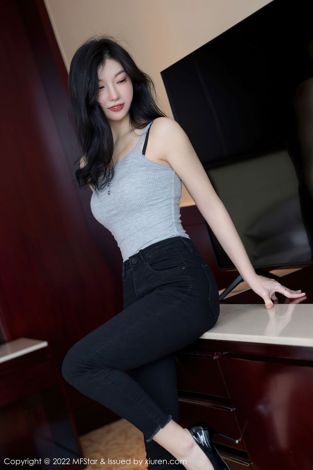 模范学院美女模特人间荒糖浅灰色上衣搭配黑色牛仔裤写真-御萝部落