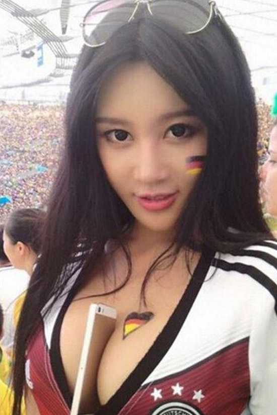 最胸足球宝贝樊玲变身修道士-御萝部落